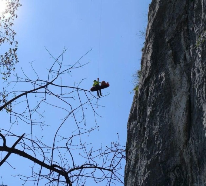 Civate,  precipita nella zona del Buco della Sabbia: 55enne in condizioni serie