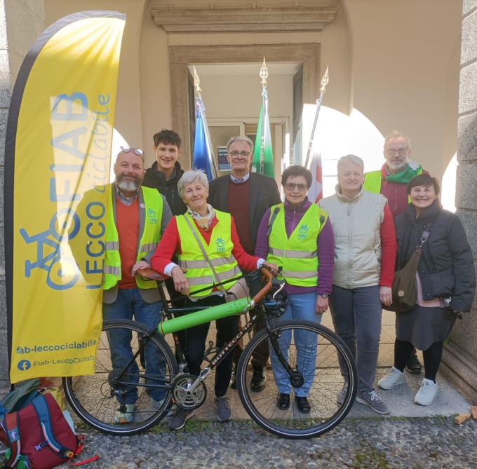 80esimo della Liberazione: consegnato il testimone della Bicistaffetta Lecco Milano