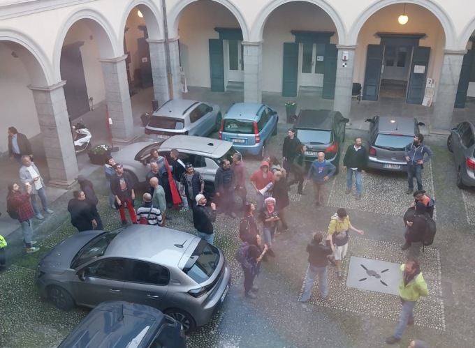 Disordini davanti al Comune: indagini in corso per identificare i responsabili