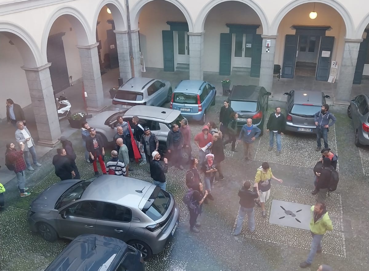 Disordini davanti al Comune: indagini in corso per identificare i responsabili
