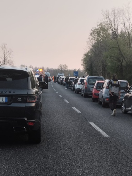 Scontro tra un’auto e una moto: incidente sulla Statale 36 all’altezza di Suello