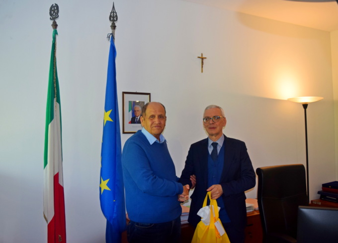 Donata al Prefetto di Lecco la Colomba UILDM e Telethon