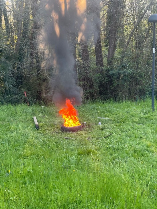 L’assessora “pompiere” ci ha preso gusto: spento un copertone in fiamme