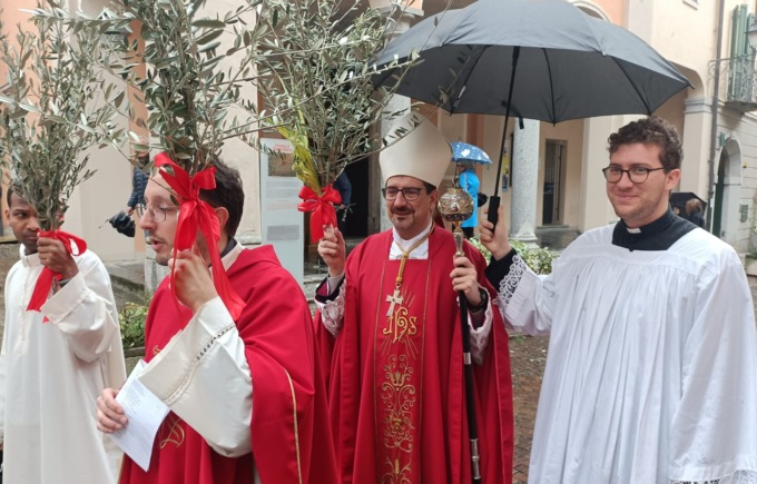 “Come la folla a Gerusalemme, anche noi andiamo incontro a Gesù”: Lecco celebra la Domenica delle Palme