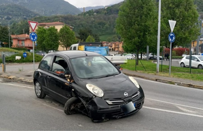 Calolziocorte, auto fuori strada alla rotonda dell’Iperal abbandonata dal conducente