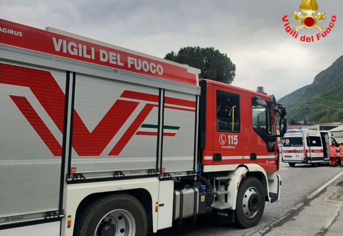 Pescate, scontro tra due auto e una moto: intervento dei Vigili del fuoco