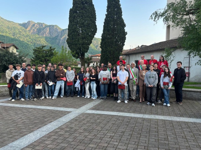 Consegnata la Costituzione ai neo diciottenni di Valmadrera, Malgrate e Oliveto Lario