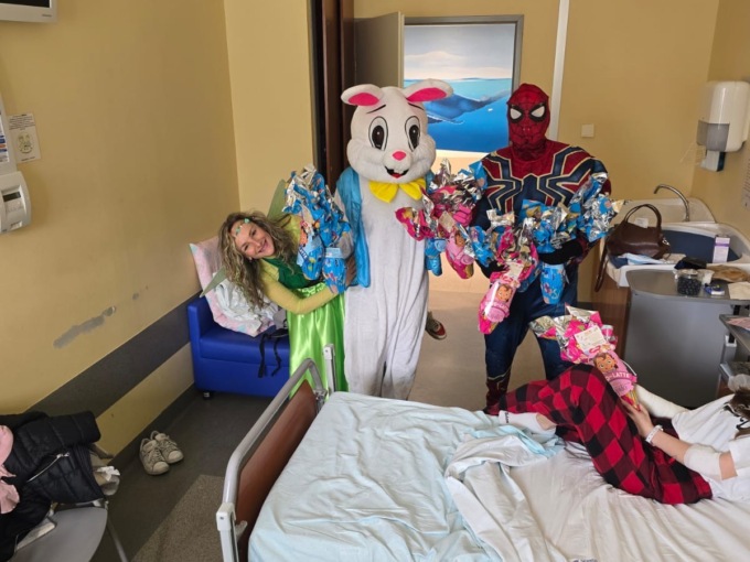 Musica e supereroi: giornata speciale per i bambini della pediatria di Lecco