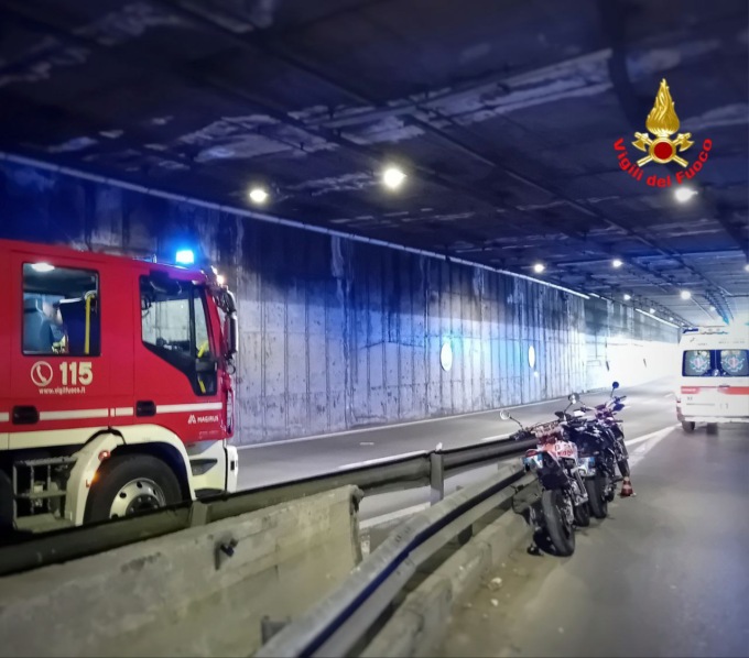 Moto a terra nella galleria Borbino: traffico rallentato sulla SS36