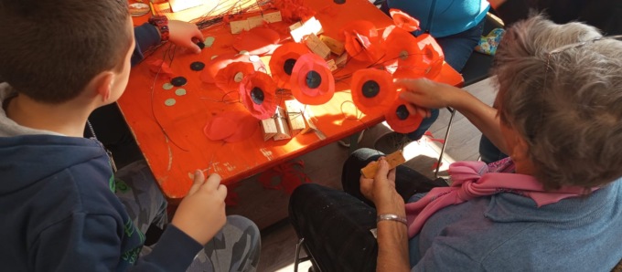 Papaveri per la libertà: a Valgreghentino 500 fiori rossi creati dagli anziani per la Festa della Liberazione