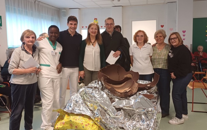 La Rsa Opera Pia di Valmadrera festeggia la Pasqua con un uovo di cioccolato formato gigante