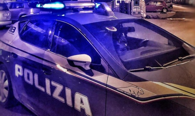 Aggressione con un sasso a Lecco, giovane rapinato in piazza Manzoni: presi due ragazzi
