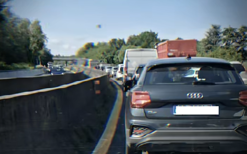 Camion esce di strada sulla Statale 36: lunghe code verso Lecco