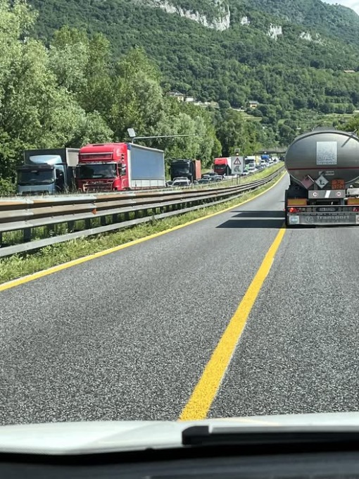 Incidente mortale in Statale 36: moto contro camion, senza scampo motociclista
