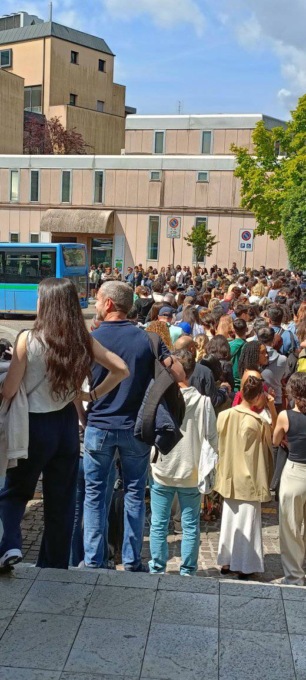 Weekend senza treni: bus non sufficienti a sopperire alla domanda, traghetti assaltati