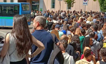 Weekend senza treni: bus non sufficienti a sopperire alla domanda, traghetti assaltati