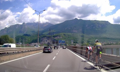 Follie sulla Statale 36: ciclisti sul Ponte Manzoni, monopattini contromano e persino jogging in carreggiata