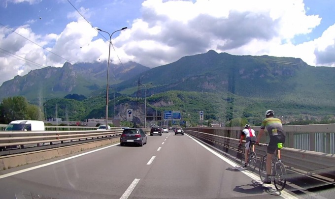 Follie sulla Statale 36: ciclisti sul Ponte Manzoni, monopattini contromano e persino jogging in carreggiata
