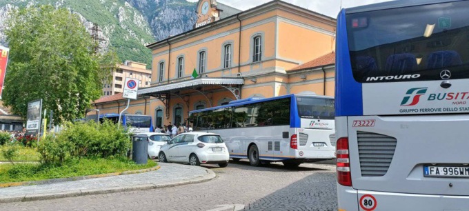 Varenna, caos bus per l’interruzione dei treni: il Comune propone un nuovo piano per la viabilità