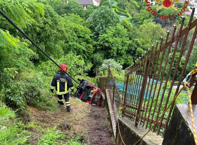 Lecco: 82enne precipita con l’auto per 20 metri nella scarpata
