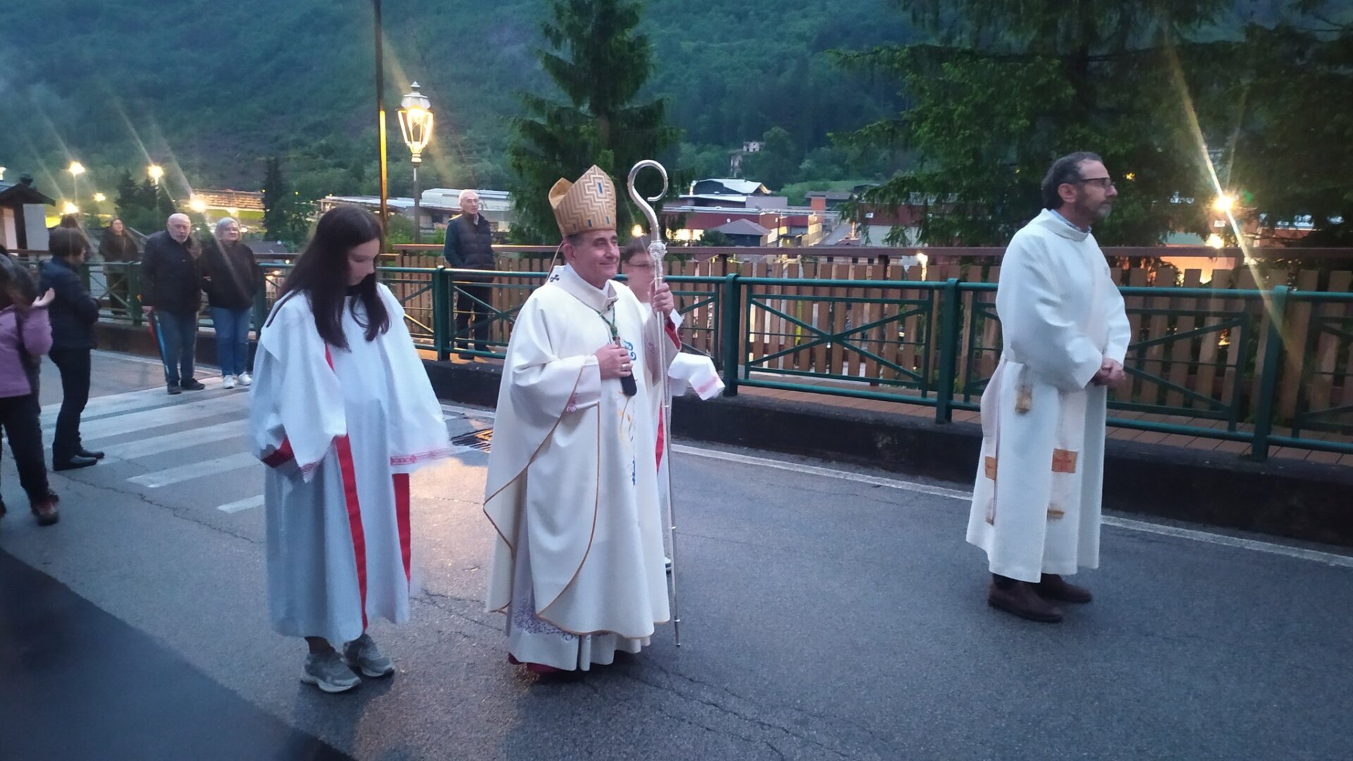 Delpini a Cortenova in processione