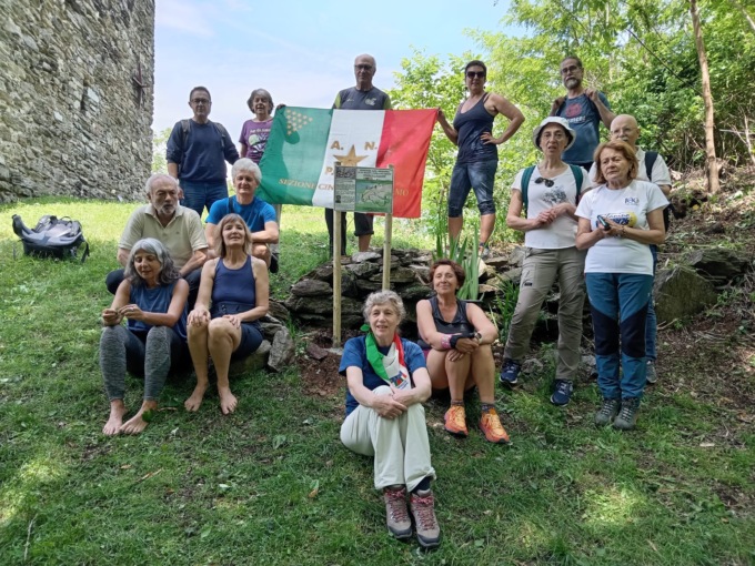 Restaurata la targa in memoria del partigiano Carlo Bazzi: un tributo all’eroismo della Resistenza