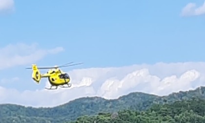 24enne in condizioni serie dopo uno scontro auto moto a Brivio