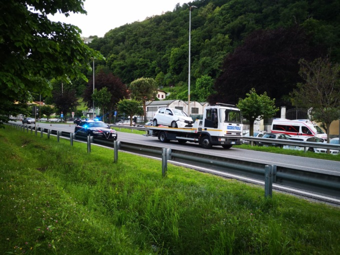Paura a Pescate per un frontale tra due auto