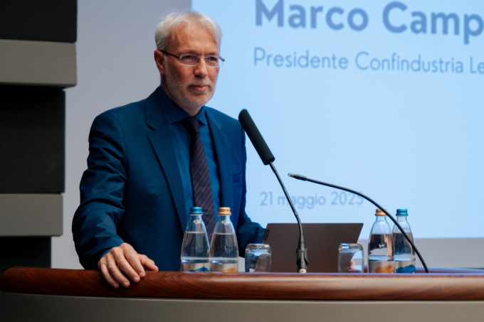 Le imprese di Lecco  affrontano l’incertezza tra crescita stabile e l’impatto dei dazi internazionali