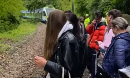 La Lecco Milano bloccata dal maltempo diventa virale sui social - i video