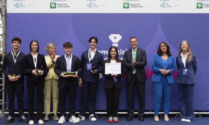 La classe IV AFM dell'Istituto Maria Ausiliatrice di Lecco vince il Premio Miglior Impresa Junior Achievement