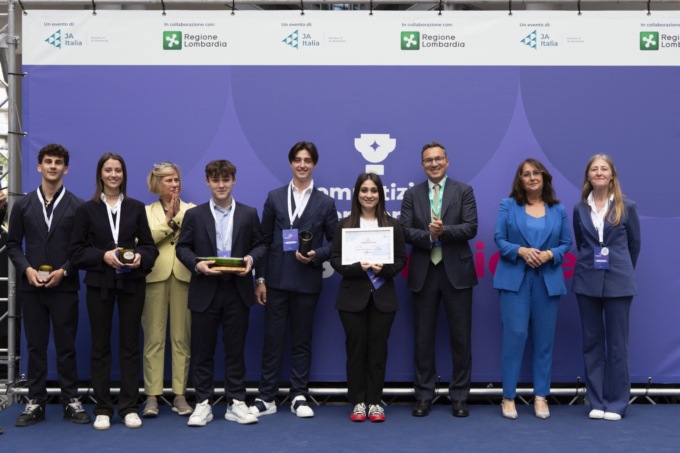 La classe IV AFM dell’Istituto Maria Ausiliatrice di Lecco vince il Premio Miglior Impresa Junior Achievement