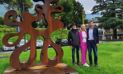 Giardini a lago, inaugurata una nuova scultura grazie al dono degli artisti Vivo e Atchugarry