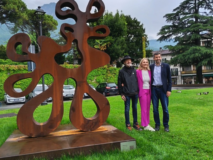 Giardini a lago, inaugurata una nuova scultura grazie al dono degli artisti Vivo e Atchugarry