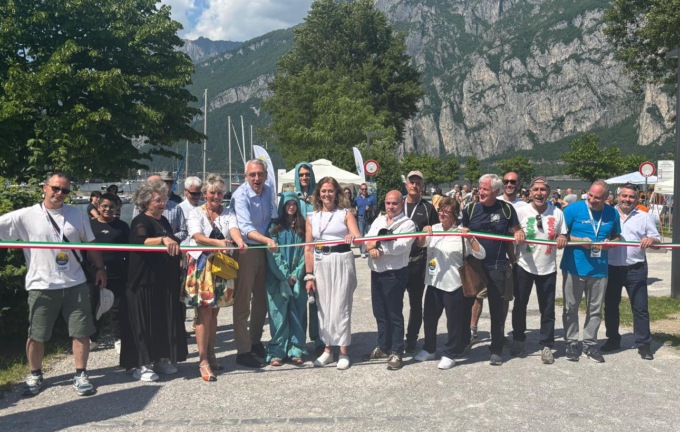 “Portami al lago”, gli Sbandieratori inaugurano il weekend di festa a Parè