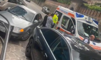 Auto ingrana la prima invece della retro: investita 57enne a Calolziocorte