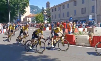 Il Giro d'Italia fa tappa a Lecco: un bagno di folla ha accolto i ciclisti