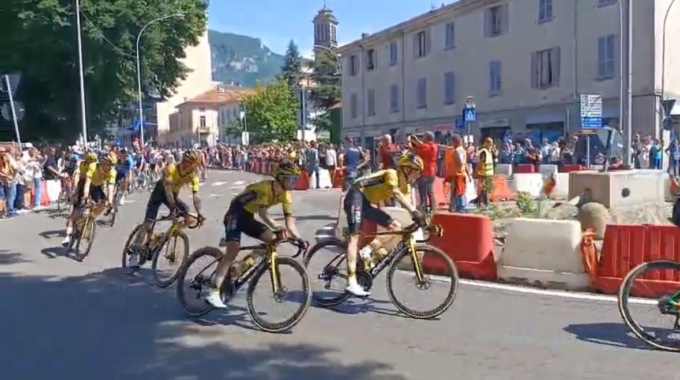 Il Giro d’Italia fa tappa a Lecco: un bagno di folla ha accolto i ciclisti