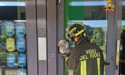 Bloccata nel Bancomat: persona liberata dai pompieri a Nibionno