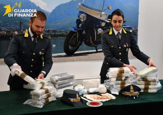 Guardia di Finanza di Lecco, maxi sequestro di droga: arrestato corriere con 24 kg di cocaina