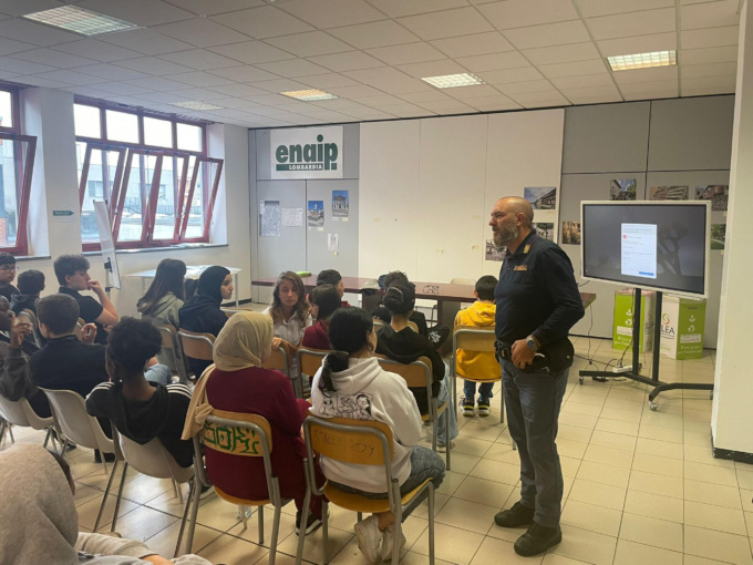 Studenti a lezione con la Polizia di Stato per combattere bullismo e cyberbullismo