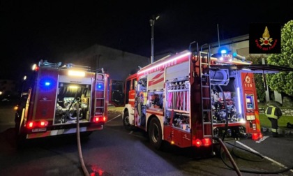 Incendio a Colico: in fiamme veicoli comunali, si indaga