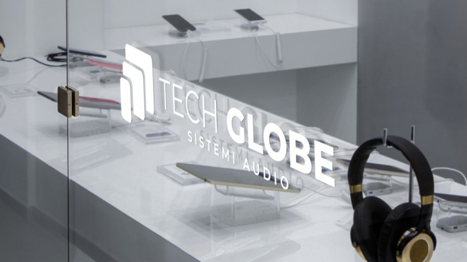 Adesivi prespaziati per vetrine estive: come trasformare il look del tuo negozio