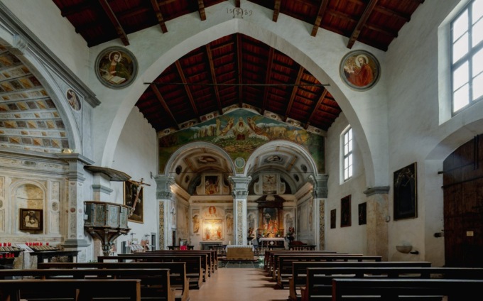 Fa pipì in chiesa almeno 12 volte: al Lavello è “caccia all’orinatore seriale”