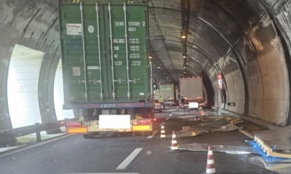 Mandello, camion perde il carico in galleria: traffico in tilt sulla Statale 36 verso Sondrio