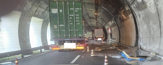 Mandello, camion perde il carico in galleria: traffico in tilt sulla Statale 36 verso Sondrio