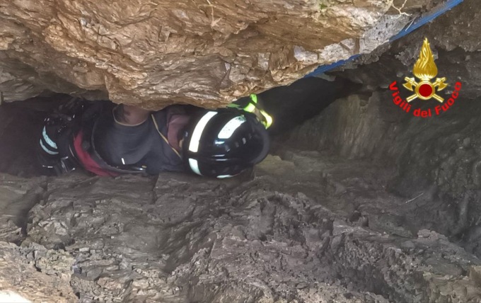 Cagnolina cade in una spaccatura nella roccia: Mia salvata  dai Vigili del Fuoco