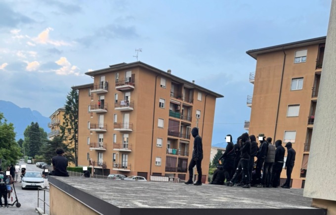 Oggiono, video rap finisce nel caos: giovani armati in strada. Intervengono i Carabinieri