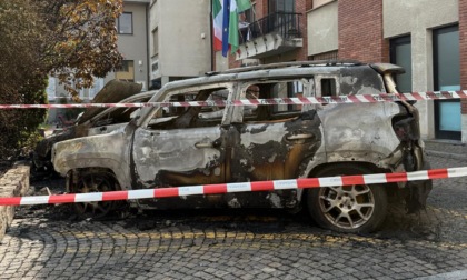 Colico: denunciato il presunto piromane che ha incendiato le auto della Polizia. Tradito dalle ustioni