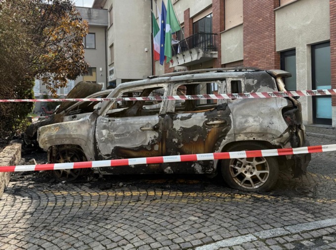 Colico: denunciato il presunto piromane che ha incendiato le auto della Polizia. Tradito dalle ustioni